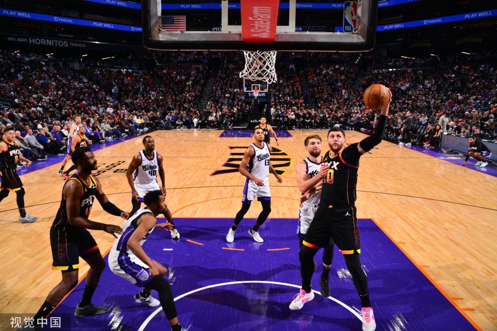 占据着场上 占据着场上